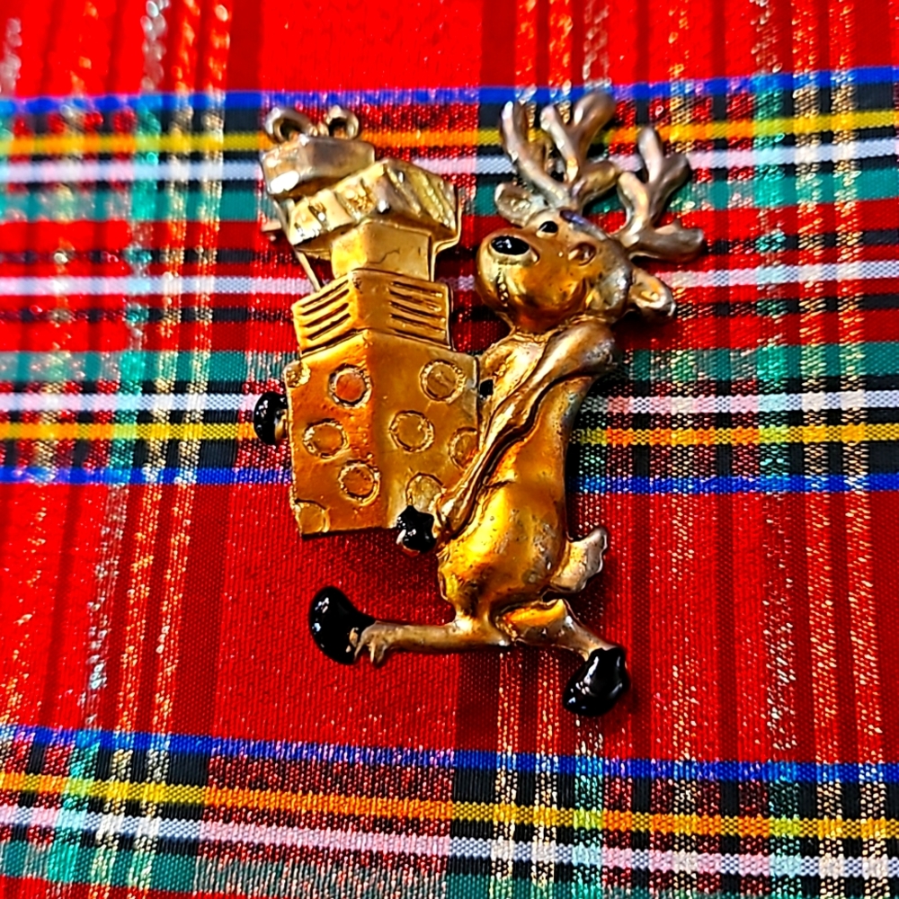 GOLD DOG ANTLERS HOLDING GIFTS BROOCH PIN